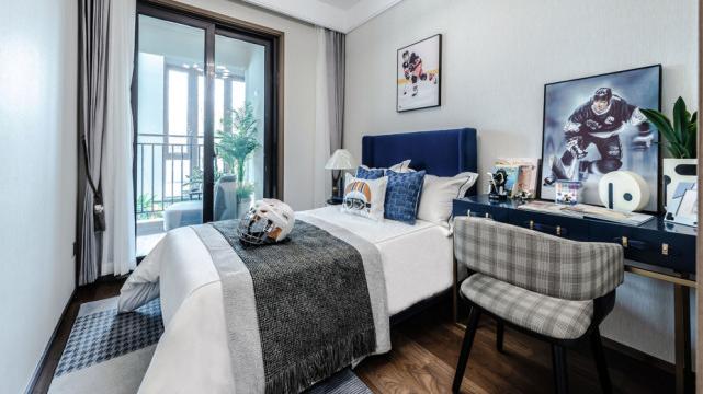 98平轻奢风三居室儿童房融入棒球元素，个性而美好的氛围