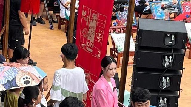 沈梦辰|沈梦辰参加婚礼被偶遇，当伴娘抱暖壶，一身粉色超漂亮