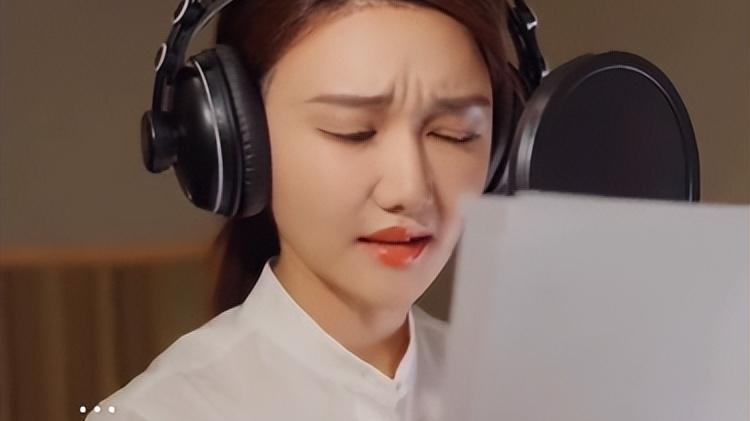 张梓琳|央视龙洋现身公园踏青！穿裙子炫长腿小蛮腰，坐石凳上看书好惬意