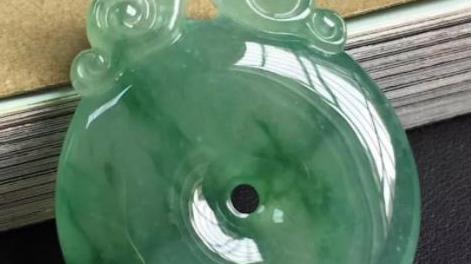 飘花翡翠|看见飘花翡翠的时候，先不要急于购买，分清其到底是飘花还是飘癣