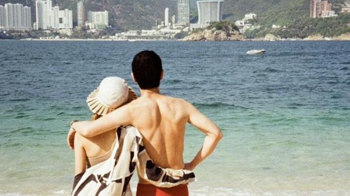 何穗|港姐陈凯琳坐游艇出海！穿小吊带腹肌抢镜，与老公甜蜜搂腰秀香肩