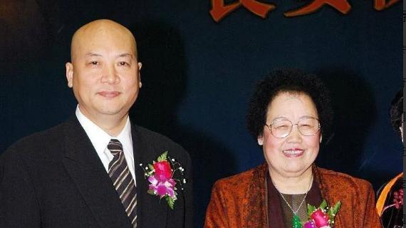 赵本山|1990年，赵本山看见赵丽蓉开门，扑通一声就跪下了，被她拒绝了？