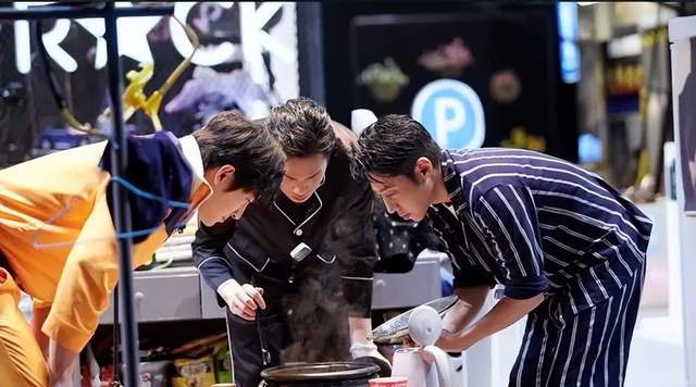 刘亦菲|《与凤行》阵容没惊喜，林更新减肥成最热话题，都怪他太放纵自己