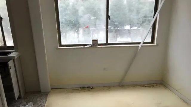 装修还没结束，地漏就冒“污水”，切开下水管一看，业主气坏了