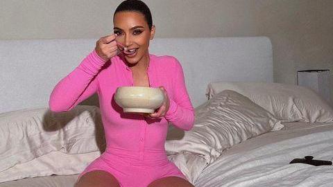 金·卡戴珊|41岁金卡戴珊跪坐床上吃麦片，得意嘟起厚唇，恢复单身“太棒”