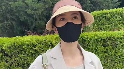 高圆圆|高圆圆逛朝阳公园，不戴口罩坐台阶上休息无人识，穿紧身裙似少女