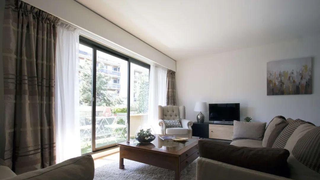 谁说傻才买一楼，我家就选了，客厅直通小院子，室内贼敞亮！