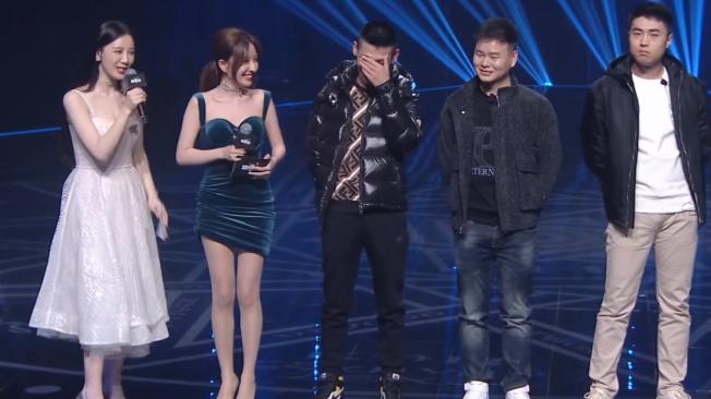 美女主播|林七七、腐团儿身高对比，都是公认的腿精，1米7或许不是谣言