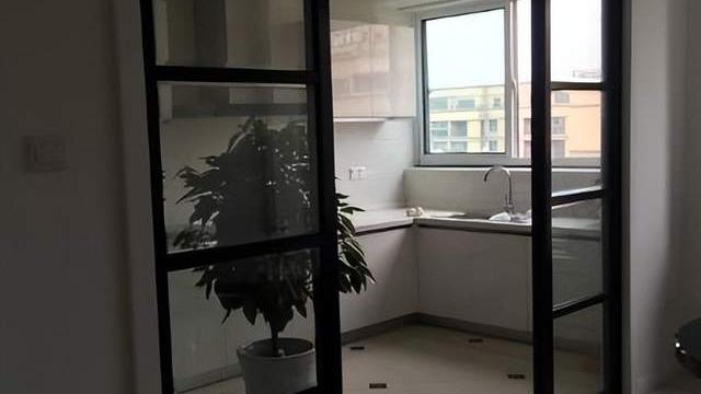 越来越多人厨房不装推拉门了，年轻人都流行用它替代，性价比高