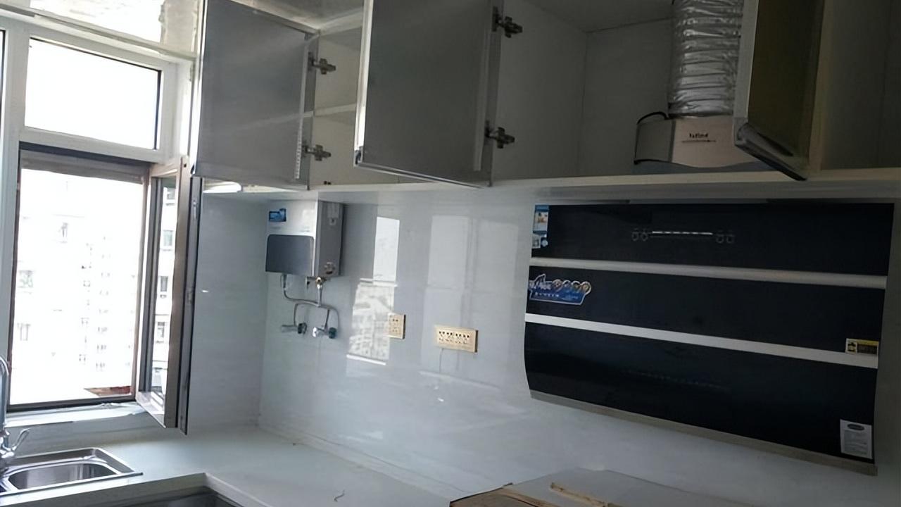 婆婆7万装修的新房，客厅背景墙丑到爆，其次是两个衣柜门