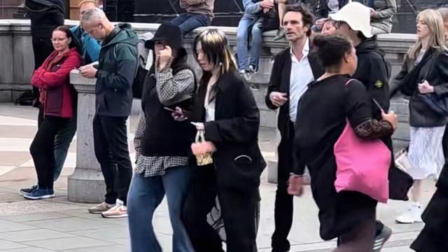 马思纯|34岁马思纯疑定居英国！穿宽松衣裤似大妈，男友形影不离太贴心