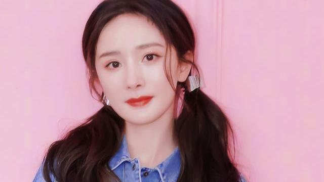 杨幂|杨幂扎双马尾，身穿蓝色牛仔装亮相，真的太俘获人心了