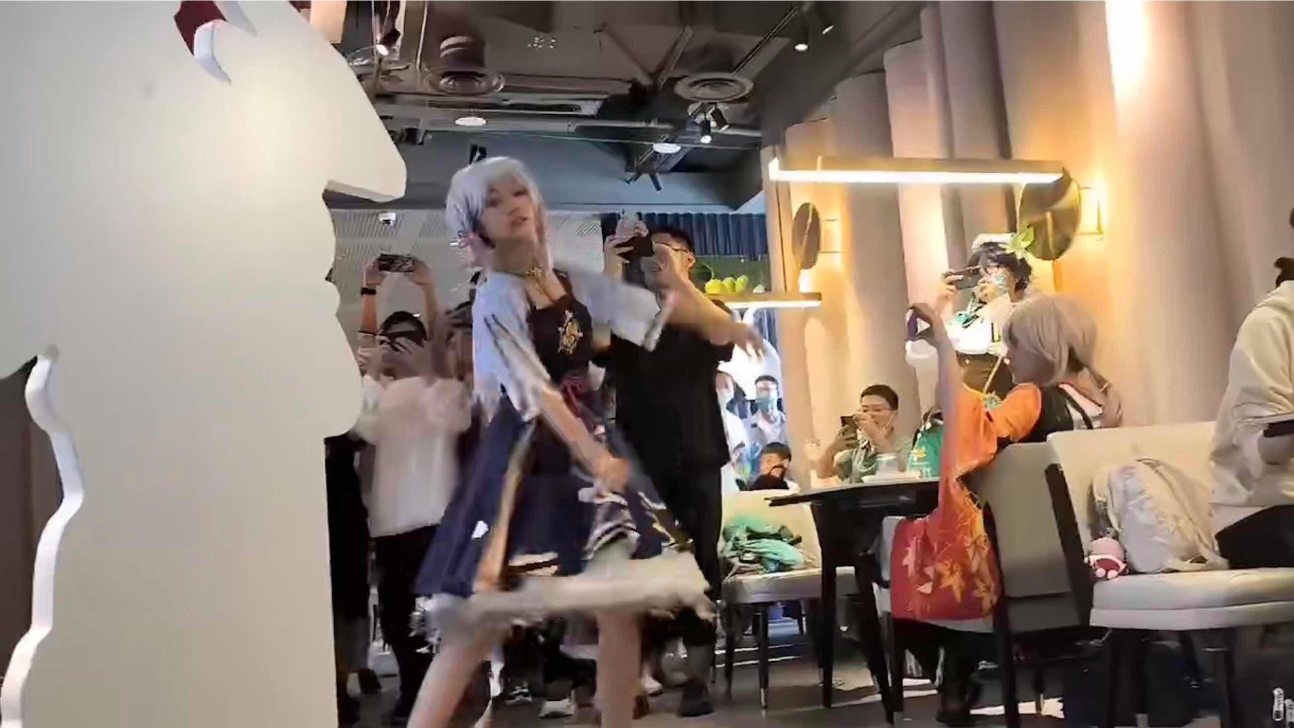 喷火龙|不愧为镇站之腿! 咬人猫一人两角cos原神刻晴甘雨, 一夜播放破300万