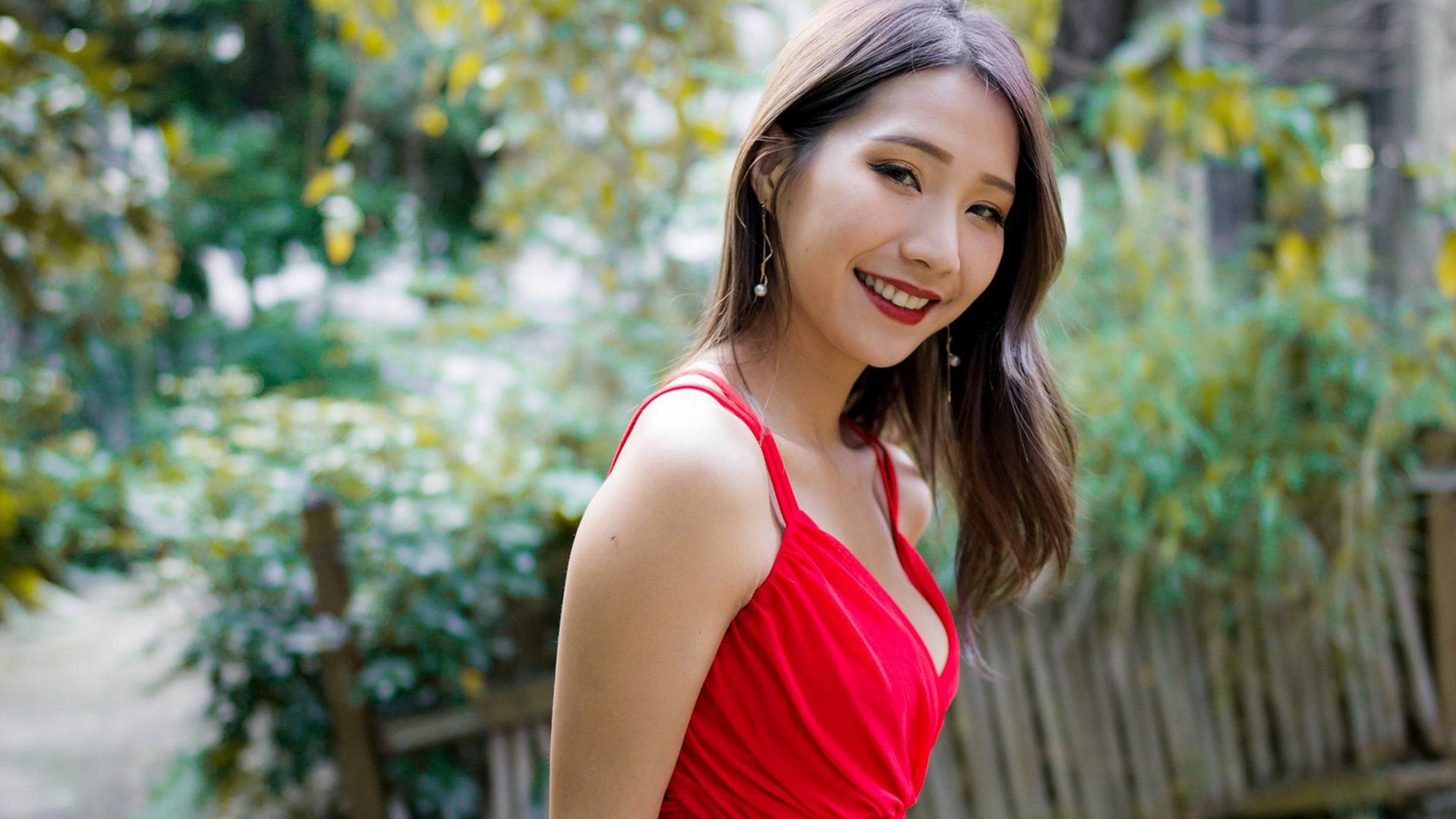 吊带裙 红色的吊带裙细细的肩带点缀在香肩衬托白皙的肌肤，简直美翻了