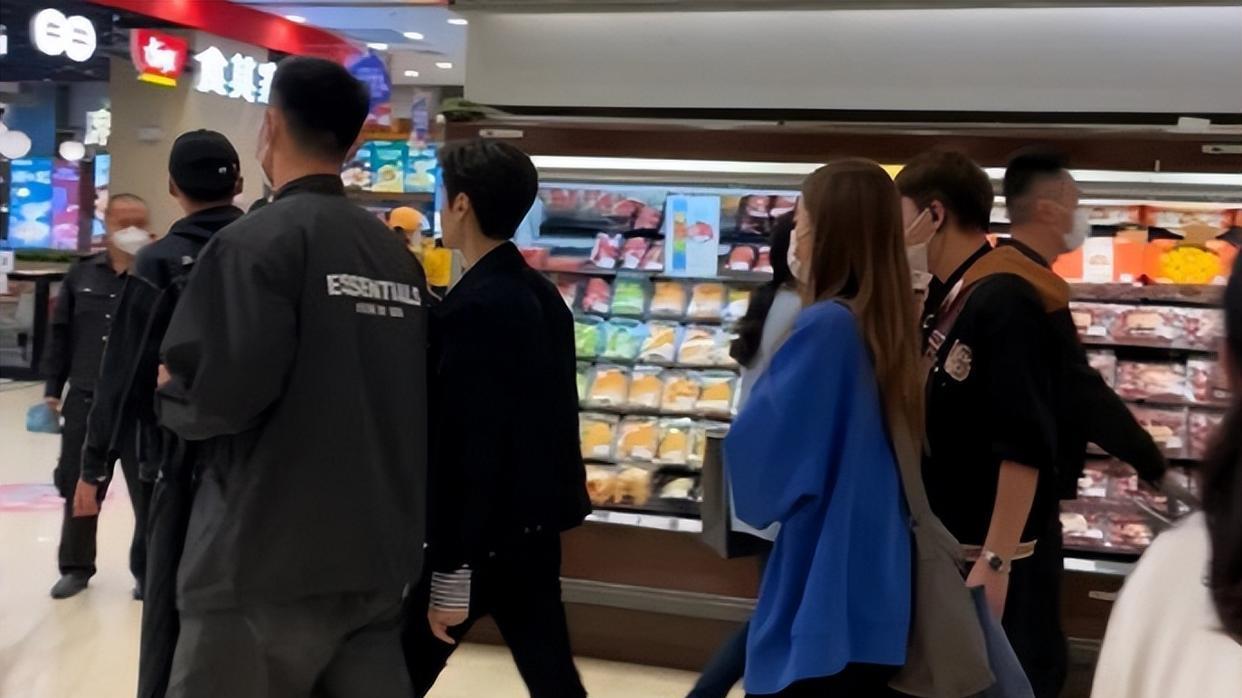 罗云熙身高不足177cm？超市拍戏被偶遇，真实身高遭质疑