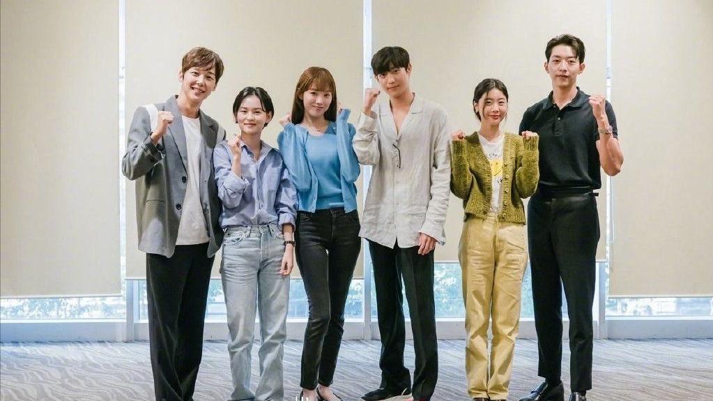 李圣经|《流星》公开围读剧本照，金永大合作李圣经，男帅女美