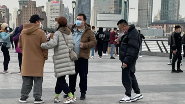 黄渤|黄渤与女生挽手逛街上热搜，本尊连夜回应，大方晒当天合照澄清