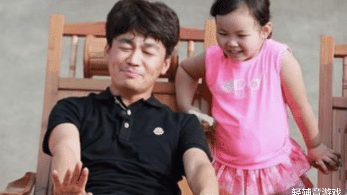 王宝强|王宝强的母亲去世后，乡下豪宅荒凉，而大门上被无情涂上4个字