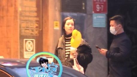 郭碧婷|郭碧婷疑怀二胎，出门聚餐小腹隆起，素颜露面不顾及形象