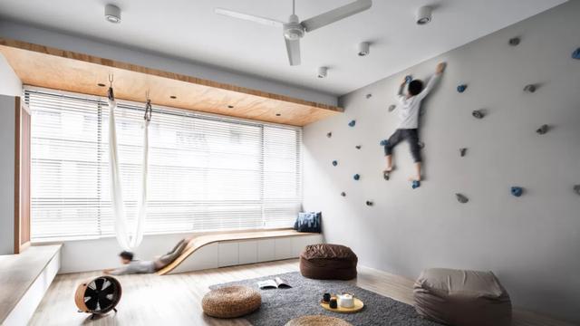 客厅不要沙发，窗边打造卡座延伸一个弧形地台，家庭游乐场上线了