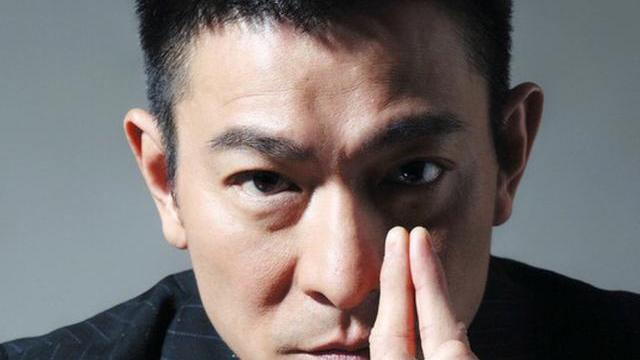 刘德华|退出金马奖筹款当众下跪，放弃日本两亿代言，刘德华到底有多爱国