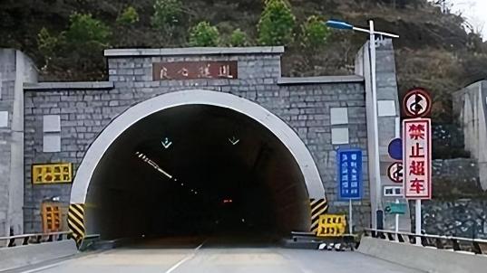 为啥隧道建成后很少会坍塌？用石子模拟原理，有趣的现象发生了