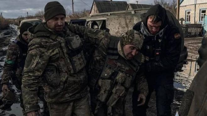 巴赫穆特地区，乌克兰军队撤离伤兵，地面上全是血迹！