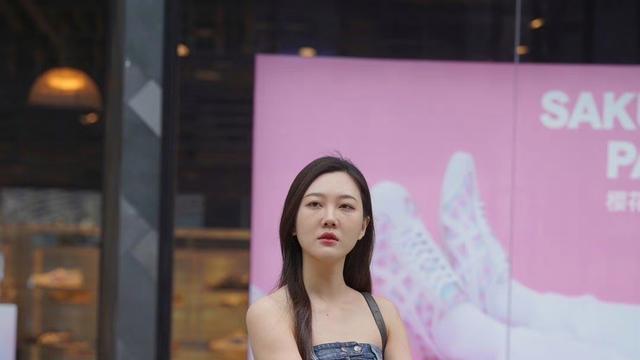 无肩带牛仔裙的修身效果很不错