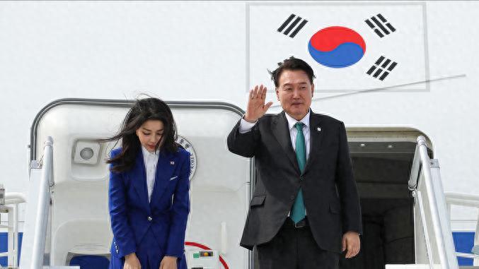 韩国第一夫人从美国回国了！蓝色套装美翻，尹锡悦戴绿领带没呼应