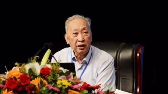 饮食|中医博导、国医大师伍炳彩，一手脉术炉火纯青，脚背切脉令人称奇