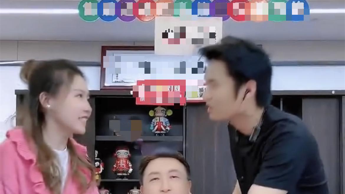 “世纪对碰”：王晶携女儿现身小杨哥直播间！