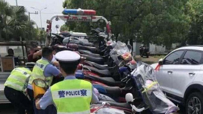 大量年轻人坐轮椅上下班，交警严查电动车，创造了城市出行新境界