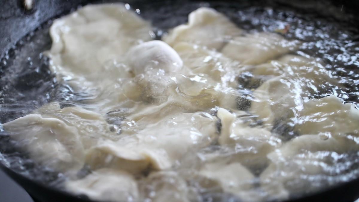 煮饺子时，要牢记3个技巧，不破皮，不露馅，不粘锅，一个字：香