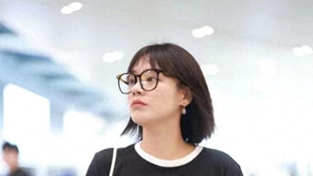 马思纯瘦30斤惊艳人，穿工装裤剪学生头，有了颜值走路都霸气了