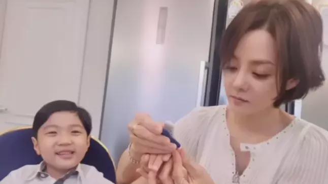 蔡琳晒母子近照，身形佝偻像大妈，儿子眉眼像高梓淇，3岁才知爸