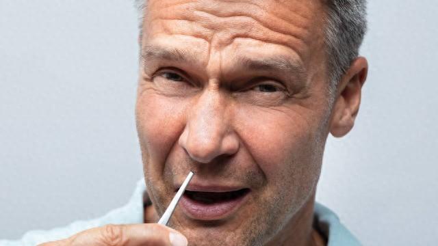 为什么鼻毛会变白？多半这个原因导致的，多数人躲也躲不开