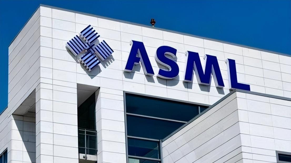 中国首台国产光刻机交付，荷兰慌了？美国上演“奇怪行为”