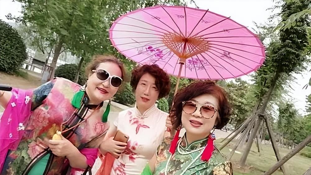 中国式大妈的标配：丝巾、墨镜、旗袍三件套，真就不可取吗？