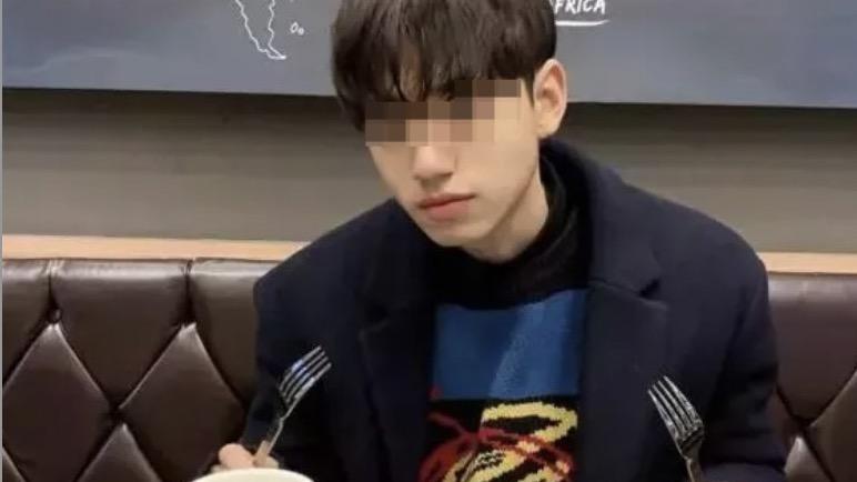 我定制了个机器人男友，本想做个邻家暖男，却错给了强制爱的人设……