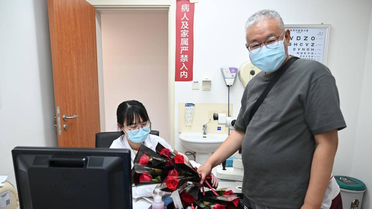 呵护光明公益行动｜中国医师节，致敬医务工作者