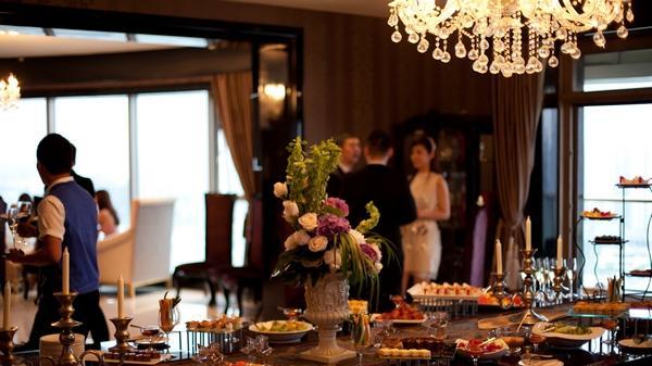 私人会所早已成贪腐“重灾区”，搂着小姐盖公章，光着屁股学外语