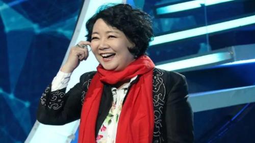 她毕业于上海戏剧学院，出演60多部剧，成 “妈妈”专业户