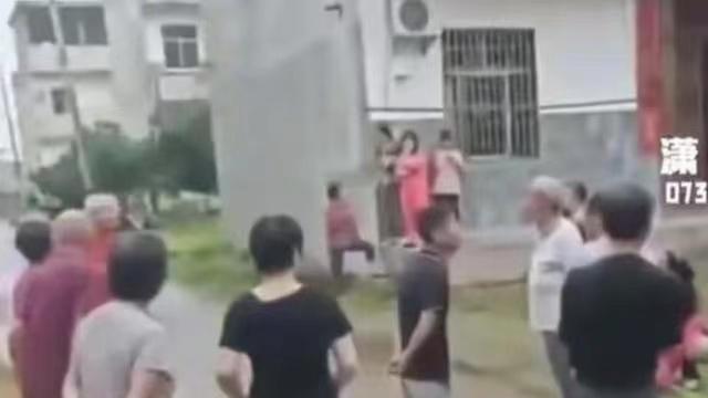 一男子与嫂子偷情上瘾，将老实的哥哥杀害后逃跑，老母亲跪地痛哭