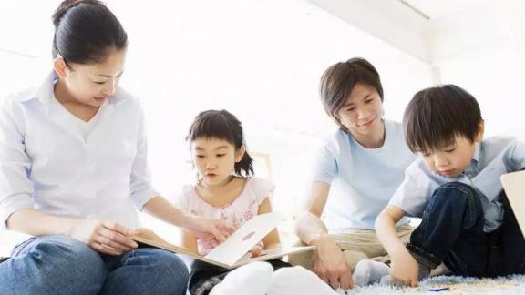 在成年人与孩子的谈话中，应遵守“语言交通规则”