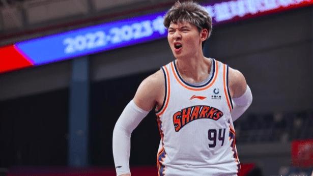 王哲林61分连刷纪录：全场高呼MVP 垃圾时间在场引争议