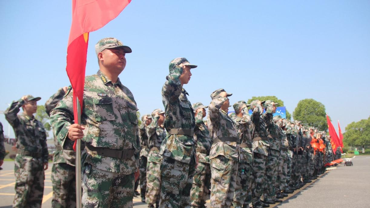 准备打仗？中美各自出现动员迹象，中国向民兵配发现役作训服