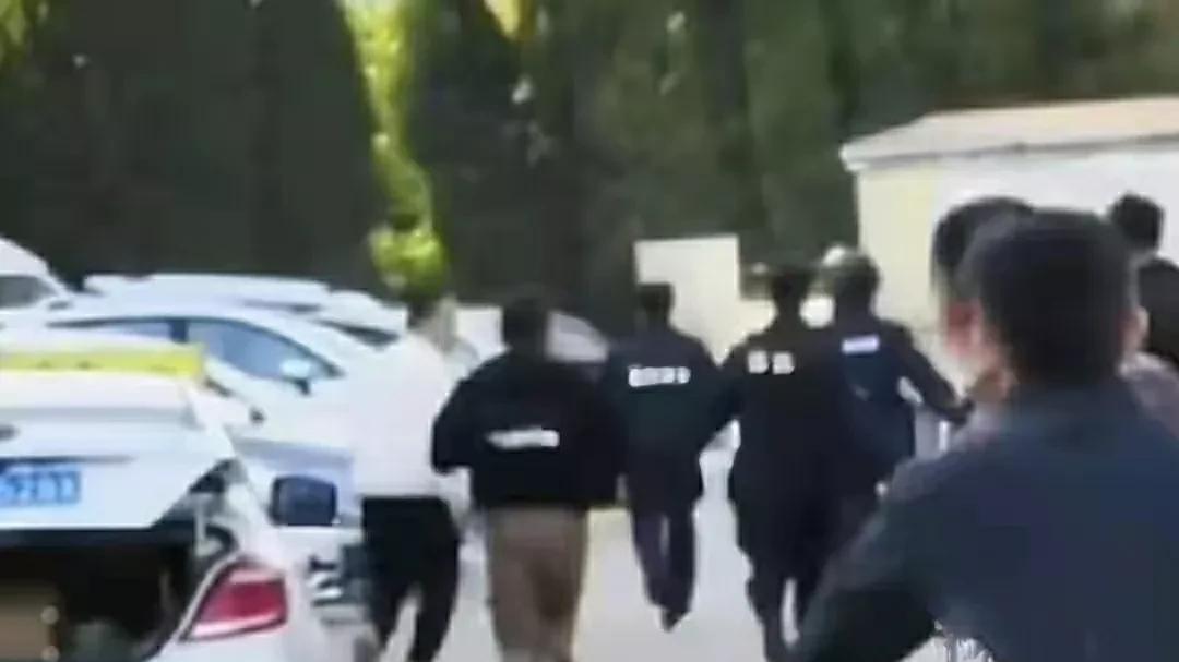 突发！山东一大学门口发生持刀伤人案，犯罪嫌疑人有精神病史