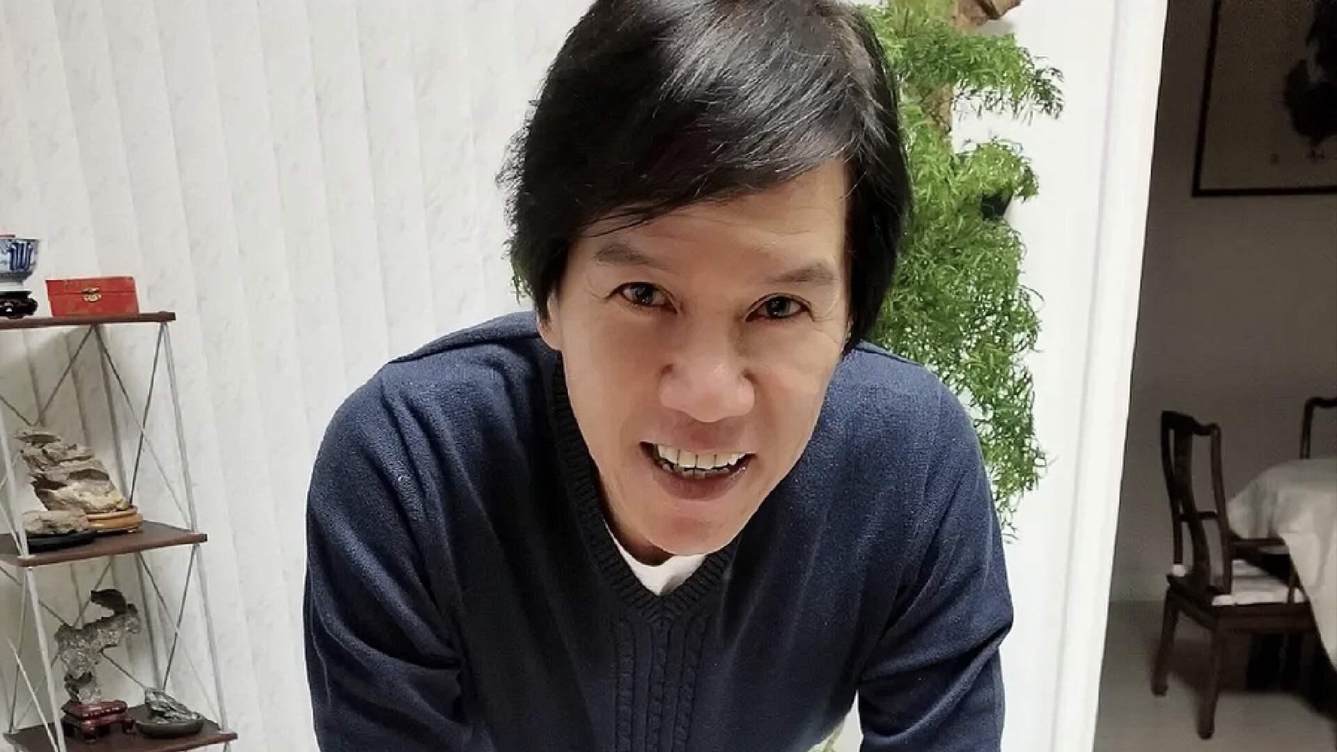 香港知名男星满头白发出镜，网友直呼：不敢认