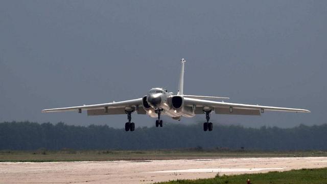 “备战”二字不是随便说说！美航母赖在南海不走，轰-6K直奔南沙