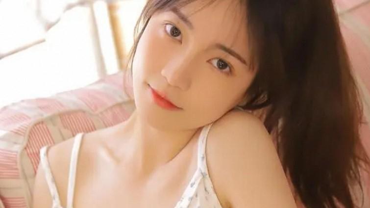 穿书成娱乐圈爽文女主后，顶流男星追着管我叫姐姐